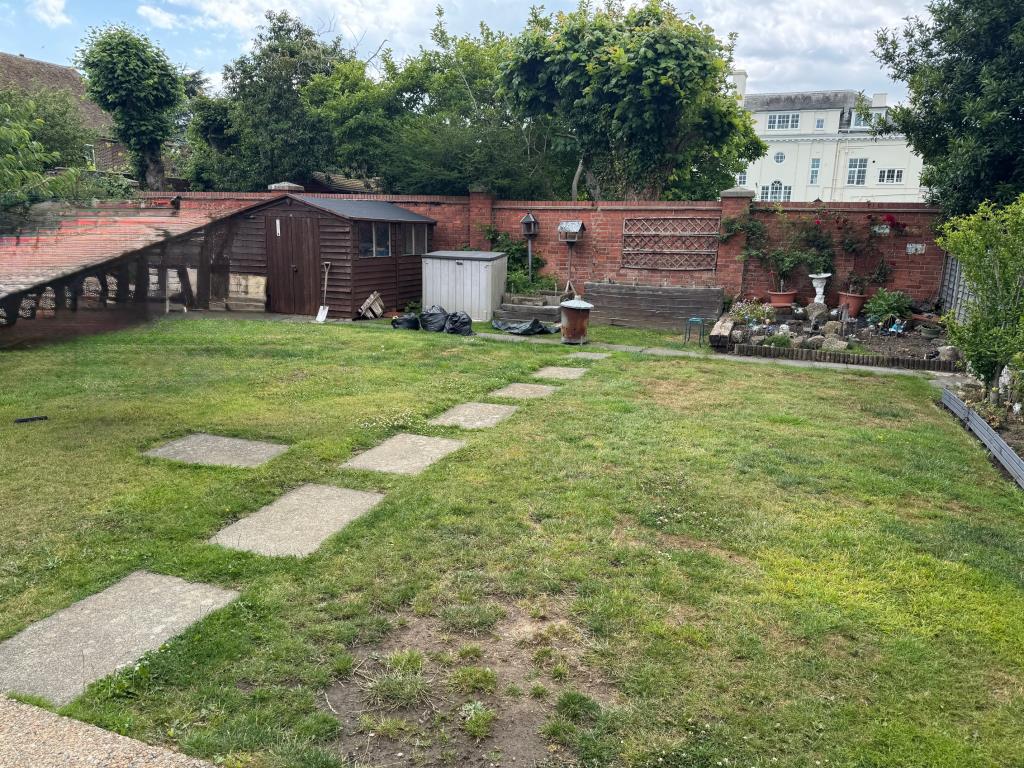 Lot: 97 - FREEHOLD BLOCK OF NINE FLATS PART INVESTMENT / PART VACANT IN WEST END OF FOLKESTONE - Flat A2 garden